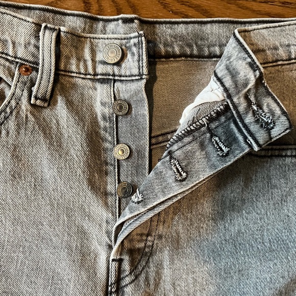 EUC barely worn grey washed Levi’s 501 skinny’s - Picture 4 of 6